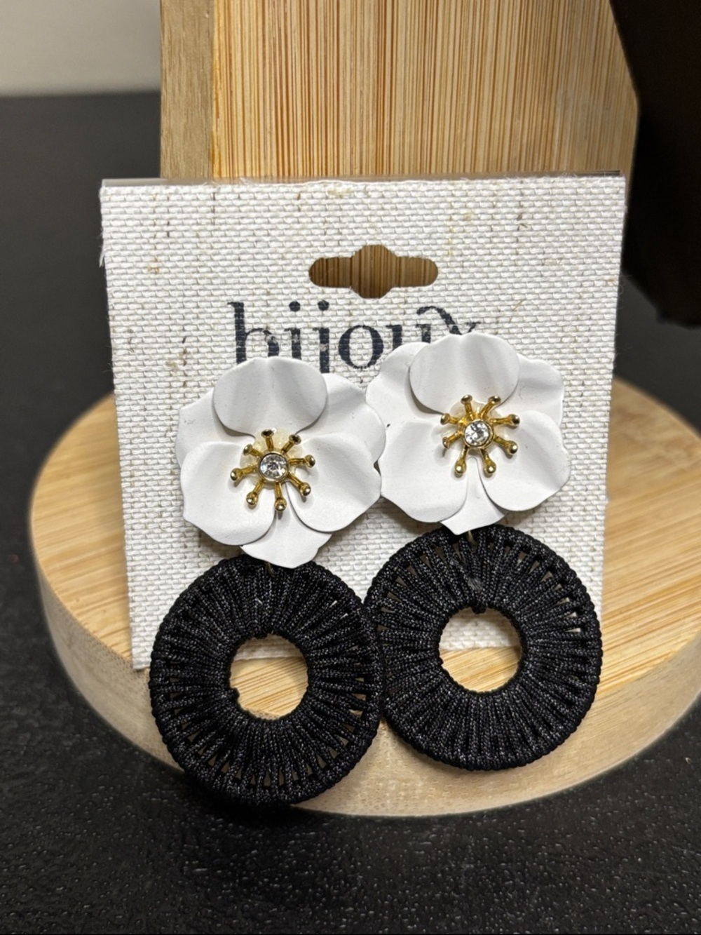 Bijoux NWT White Flower Rhinestone Stud Dangle Black Rattan Earrings Summer